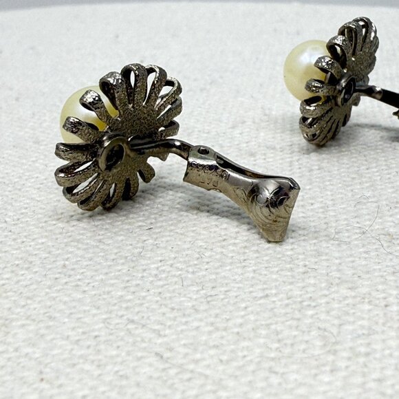 Vintage Starburst Earrings Imitation Pearl Silver-Tone Clip On‎ Retro Classic - Picture 8 of 9